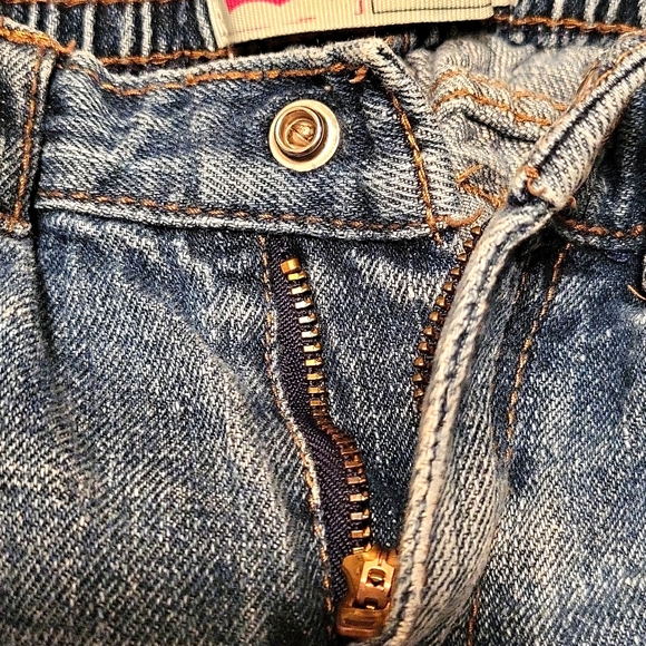 Levi's denim jeans and short sleeved tee shirt - Picture 6 of 8